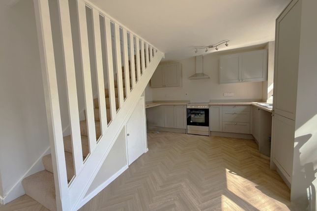 64 Wheatcroft Grove, Rainham, Kent photo 3