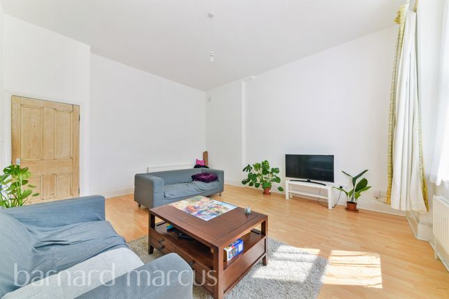 Flat to rent in Victoria Rise, London