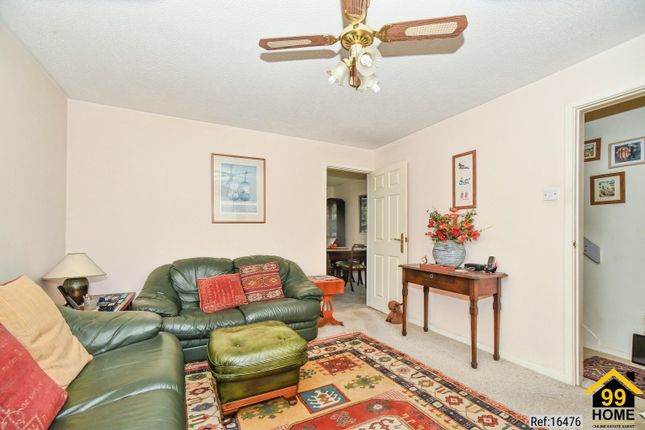 9, Perrinsfield, Lechlade photo 4