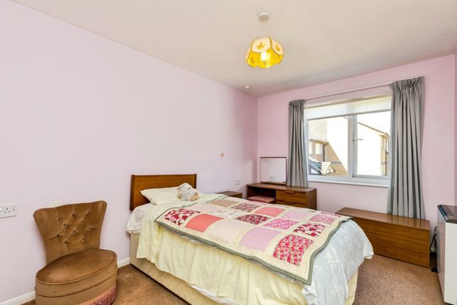 15, Chesterton Court, Horsham photo 4