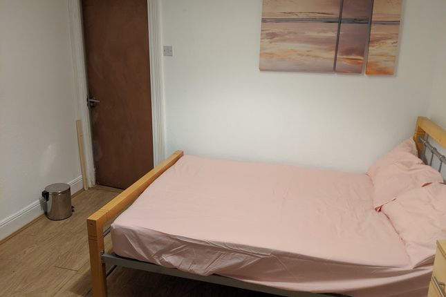 Room to rent in Disraeli Road, London