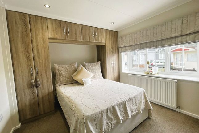 24, Hill Corner Farm Park, Farnborough photo 4