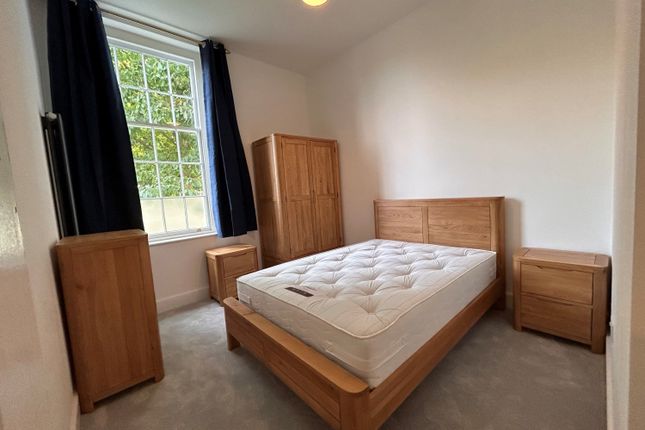 Flat to rent in The Crescent, Gloucester