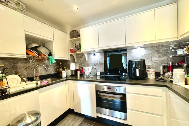 Flat20, Echo Court,1 Telegraph Avenue , London photo 2