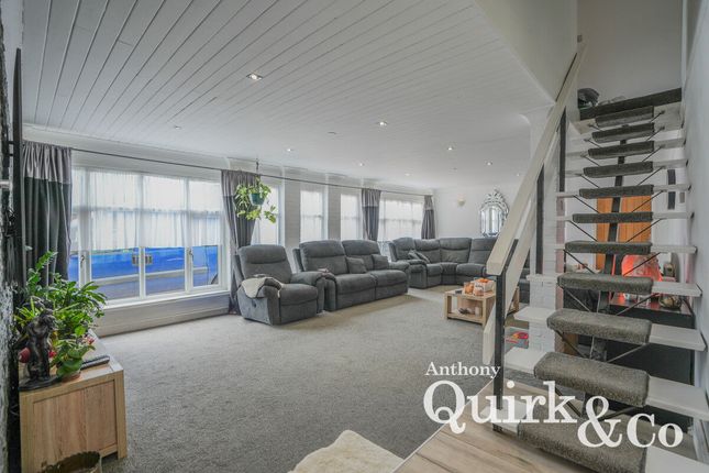 22, Lottem Road, Canvey Island photo 3