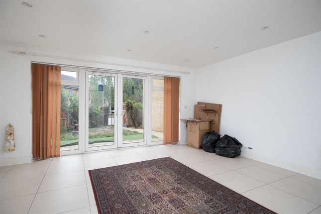 25, Autumn Way, West Drayton photo 3