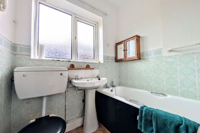 1 Walworth Close, Manchester photo 4