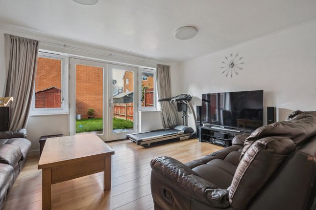6, Oak Tree Drive, Slough photo 3