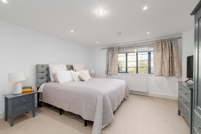 Flat 13, 24 Bartholomew Square, London photo 3