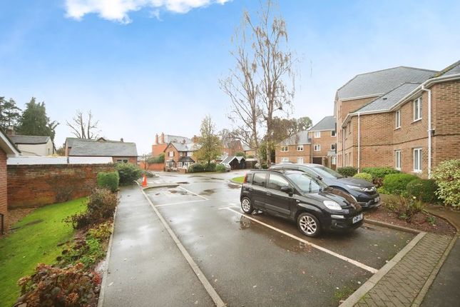 Flat for sale in Avongrove Court, Taunton