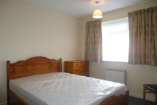 Flat to rent in Thatcham Close, Yeovil