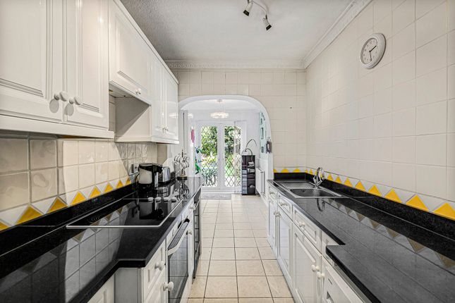 190, Ashridge Way, Surrey photo 3