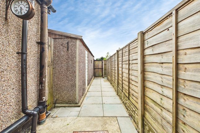327, Clipsley Lane, Haydock photo 2