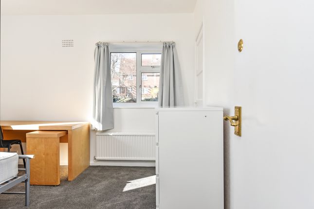 Room to rent in Fox Lane, Winchester