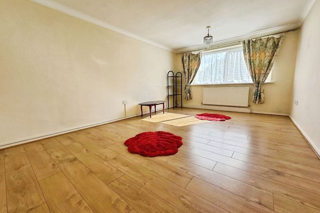 Flat 4, Edgbury Court, London photo 3