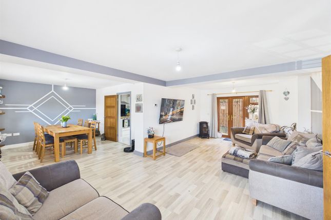 6, Gwenllian Court, Kidwelly photo 2