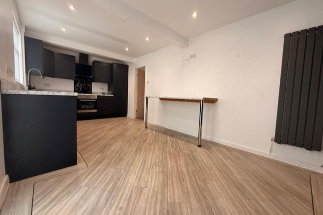 2, Coronation Avenue, Dukinfield photo 2