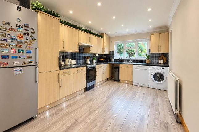 89, Sunningdale Avenue, Hanworth photo 3