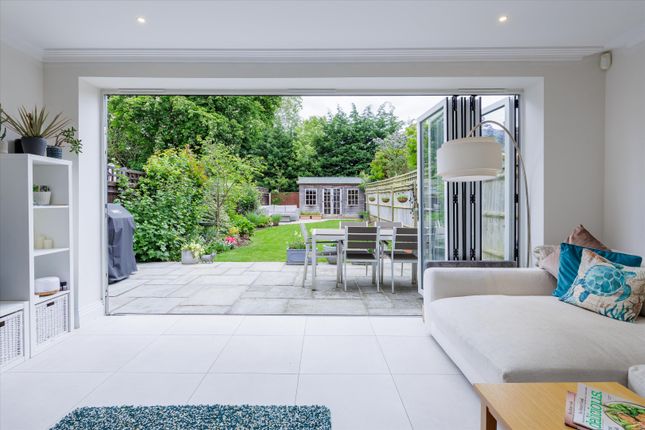 5, Coplestone Chase, Guildford photo 3