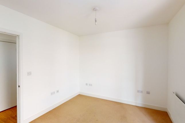 Flat to rent in Peartree Way, Greenwich, London