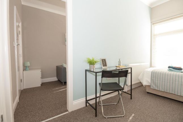 Room 4, 3 Dalefield Road, Normanton photo 4