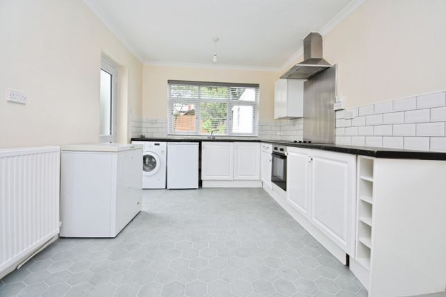 116, Oxhawth Crescent, Bromley photo 3