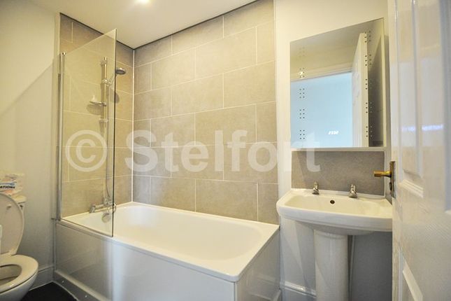 Flat 6, 391 Camden Road, London photo 4