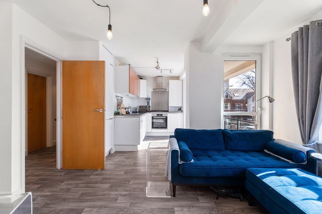 Flat 4, 23-27, Acacia Road, London photo 2