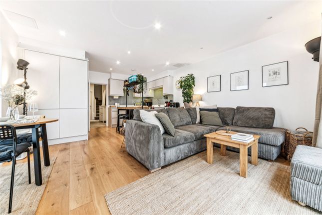 Flat for sale in Fontenoy Road, London