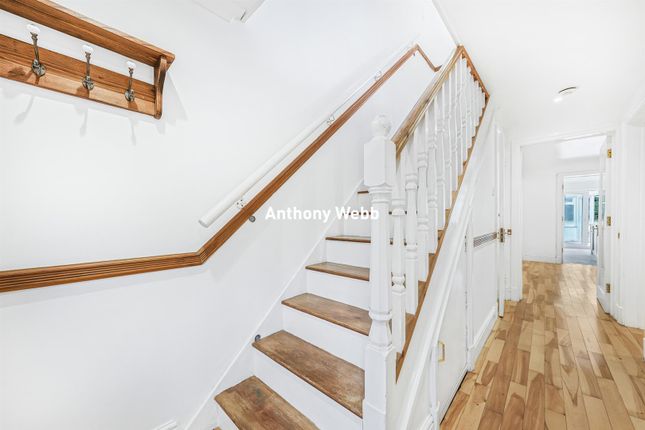 35, Meadowcroft Road, Palmers Green photo 3