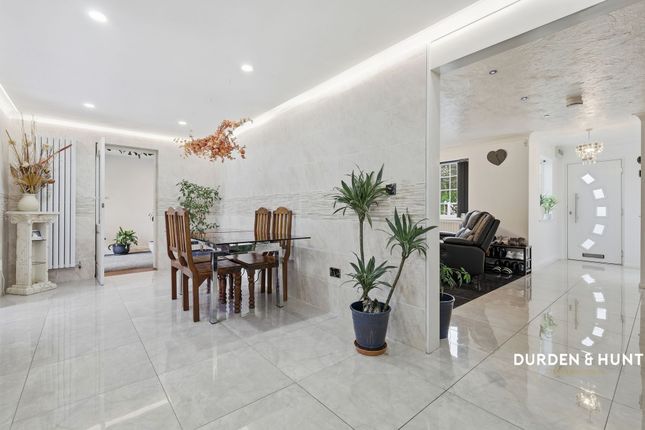 20 Latchford Place, Chigwell photo 4