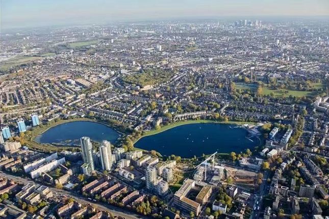Flat for sale in Woodberry Grove, London