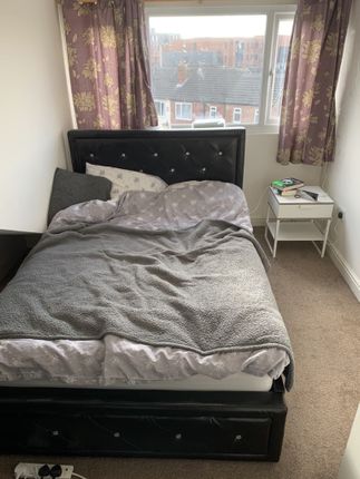 Flat to rent in Kelso Road, Leeds