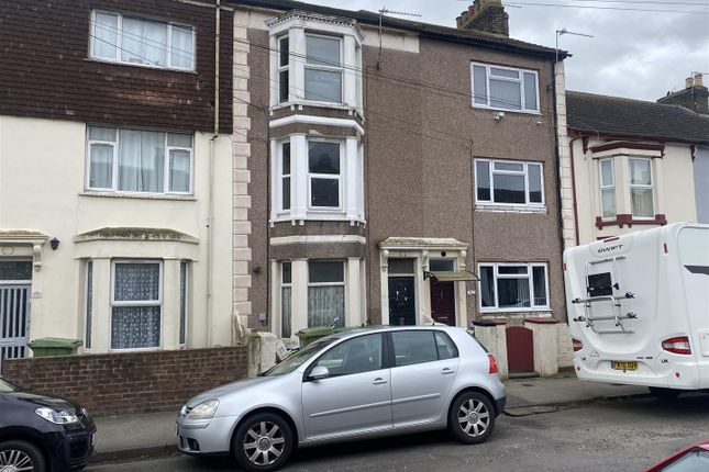 Flat to rent in Alma Road, Sheerness