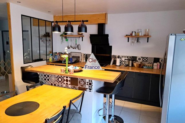 Apartment for sale in Nimes, Languedoc-Roussillon, 30000, France