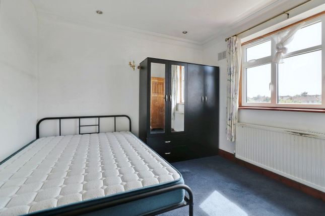 Thumbnail Room to rent in Room 4, Roch Avenue, Edgware