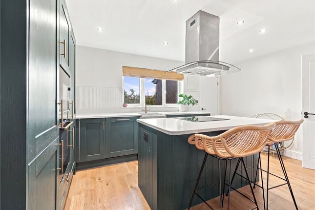 Flat 1, 56, Bakers Hill, London photo 3