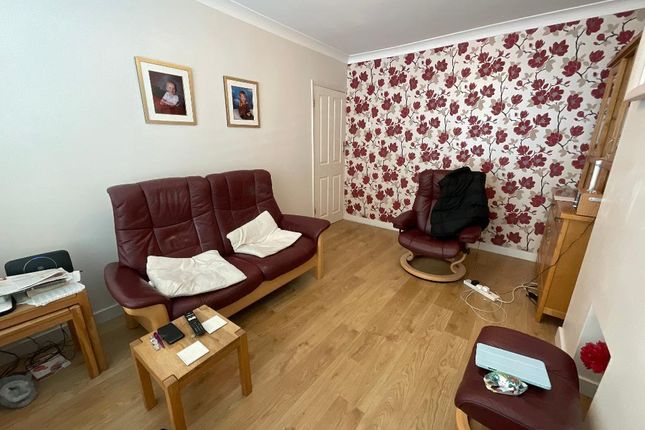 69 Somerset Gardens, Hornchurch photo 3