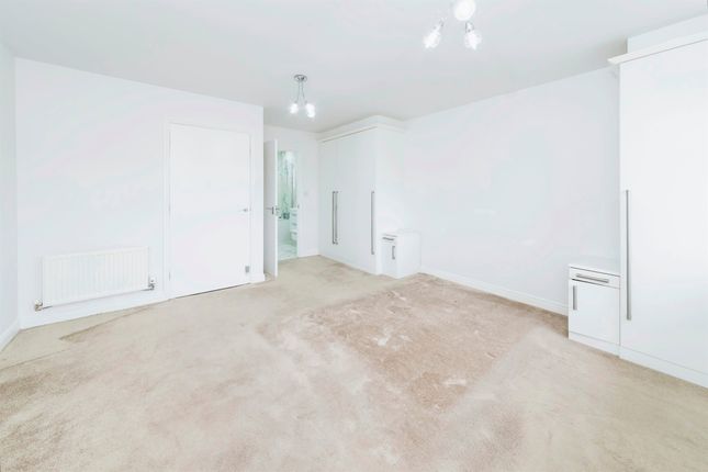 Property to rent in Commonwealth Drive, Crawley