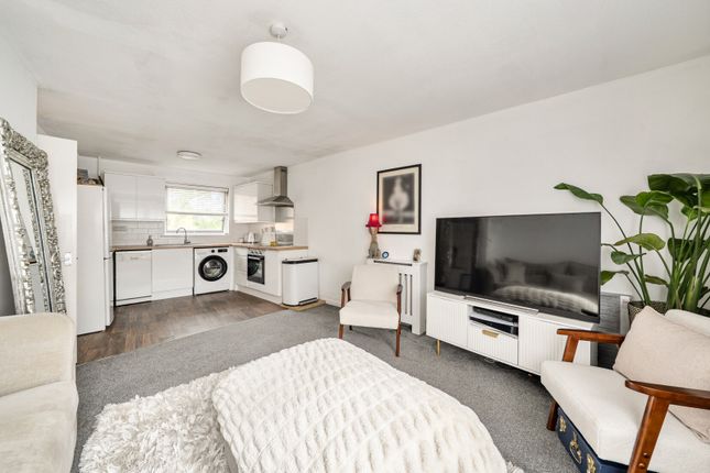 22, Nottingham Close, Surrey photo 2