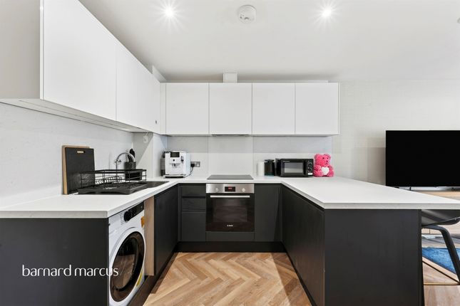 Flat 2, Fountain House, Cleeve Road, Leatherhead photo 3