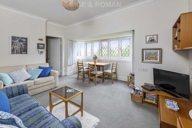 61 Gunters Mead, Copsem Lane, Esher photo 2