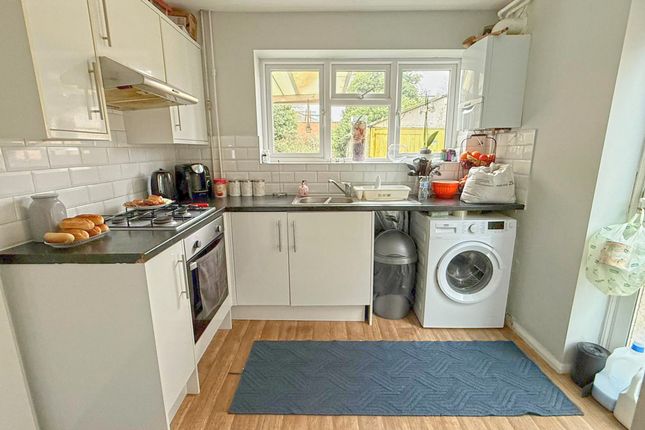 33 Hill Farm Avenue, Watford photo 3