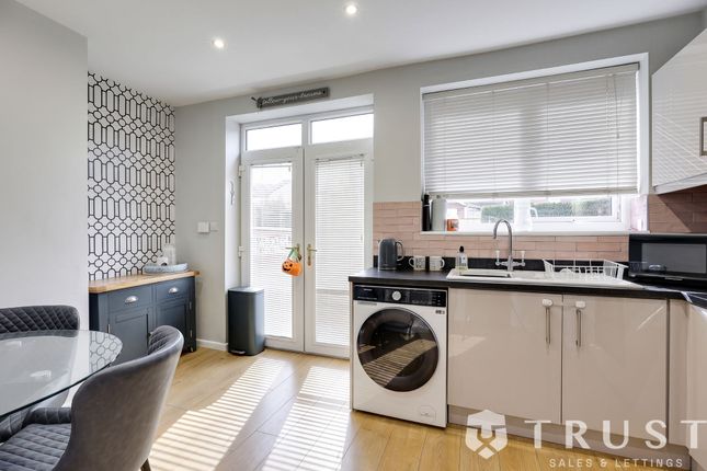 103 Milroyd Crescent, Batley photo 4