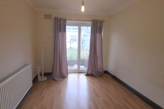 58 Yoxley Drive, Ilford photo 4