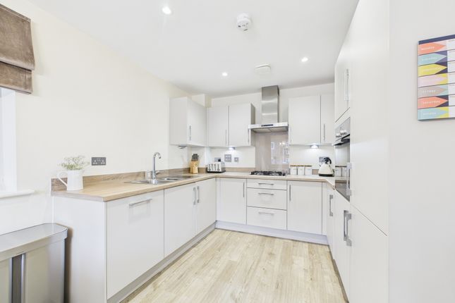 7 Mole Crescent, Horsham photo 2
