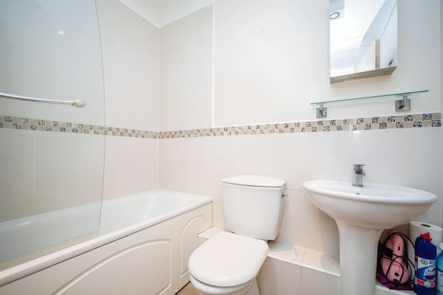 Flat for sale in Valetta Way, Rochester