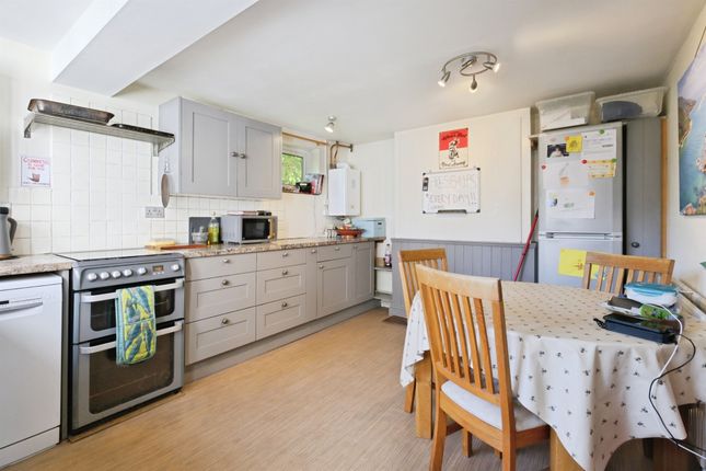 18, Longland, Salisbury photo 2