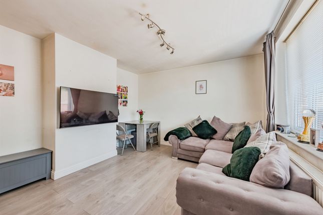 8, Malmstone Avenue, Redhill photo 2