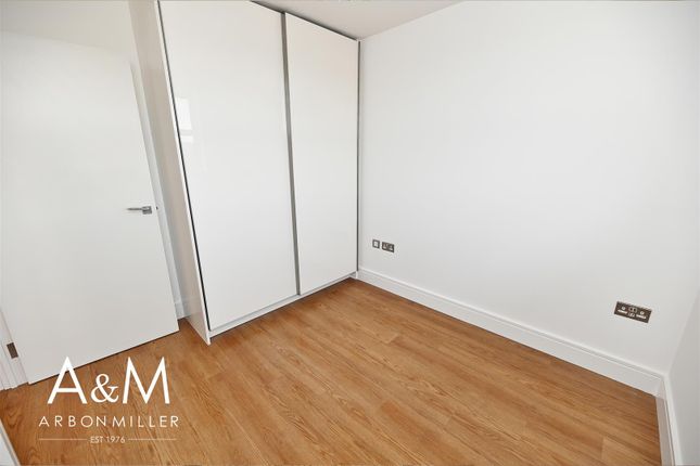 Flat to rent in London Road, Romford
